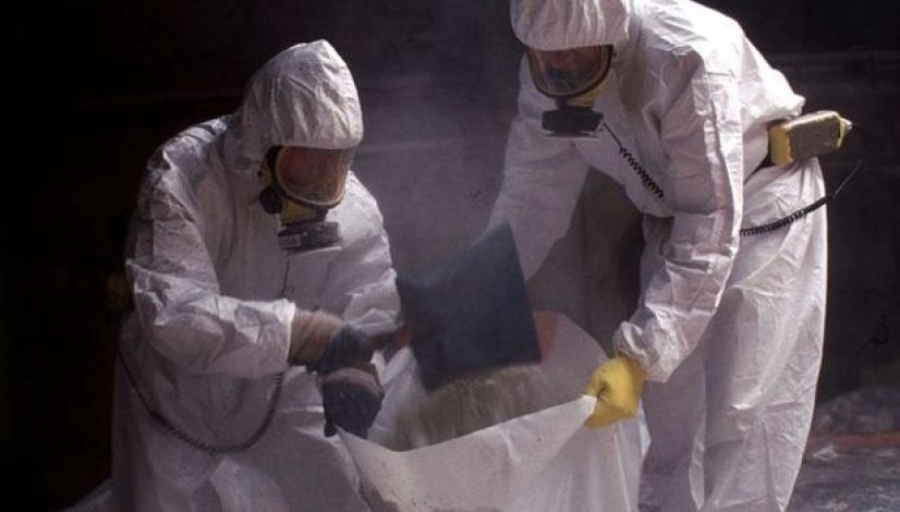 Workers-remove-asbestos-amiante-cement-from-the-classroom-of-a-primary-school-615x375